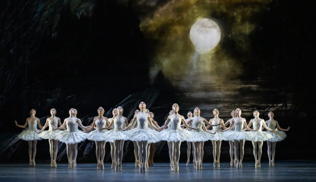 Mayara Magri (Odette/Odile) and Cesar Corrales (Prince Siegfried) in Swan Lake by The Royal Ballet at the Royal Opera House
©Tristram Kenton 03