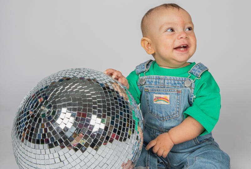 Wonder Gigs features music from under fours. It is illustrated with a discoball and a toddler