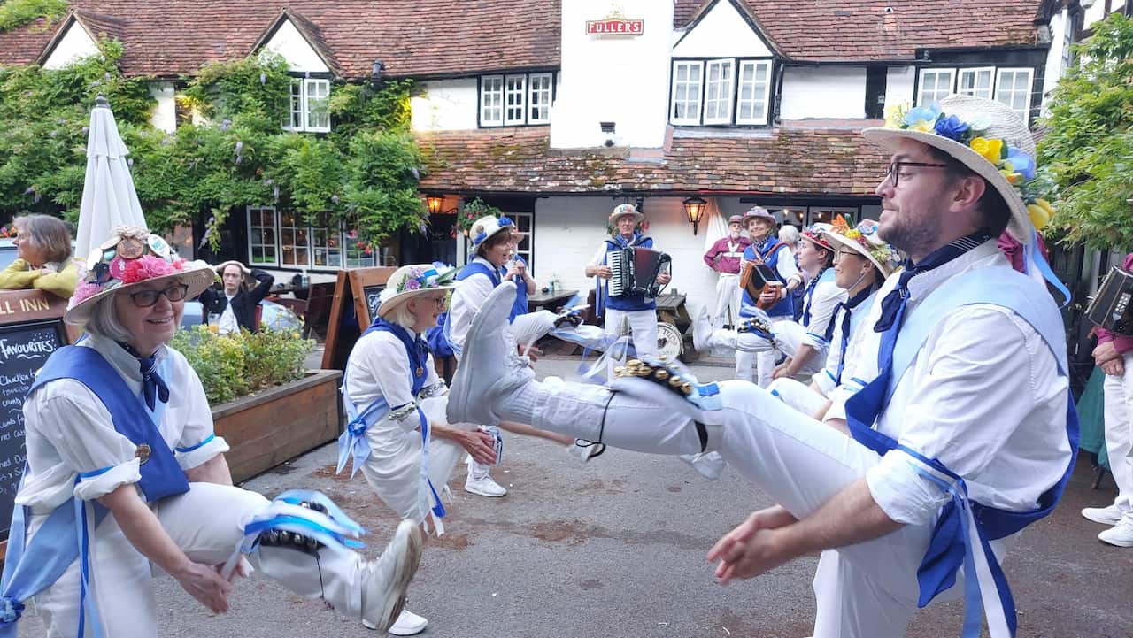 Hurst Morris People in fine action at The Bull, Sonning