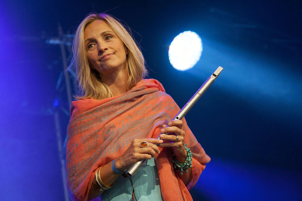 1280px-Cara_Dillon_-_Cambridge_Folk_Festival_50th_Anniversary_(1) Musician performing with a flute.